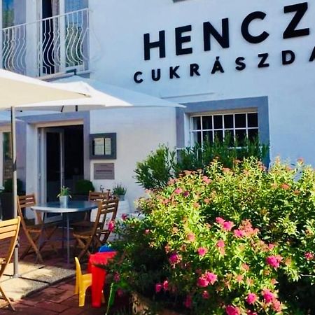 Hencz Vendeghaz Hotel Balatonakarattya Buitenkant foto